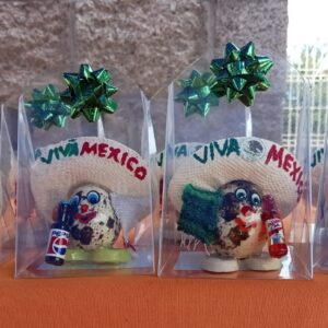 Charritos Decorativos elaborados con huevo de codorniz, caja con 12 piezas.