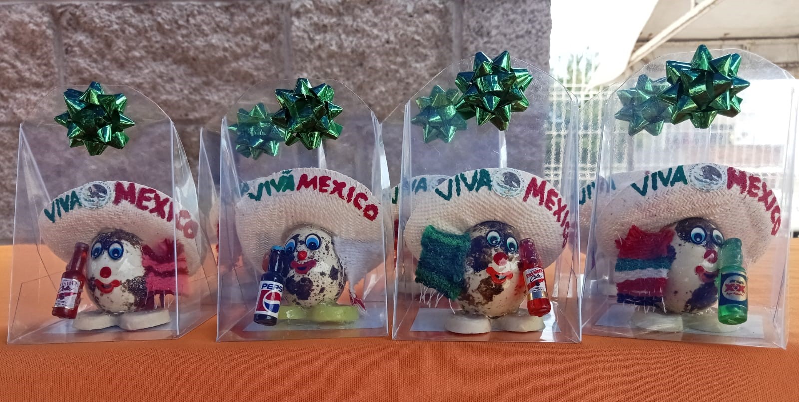 Charritos Decorativos elaborados con huevo de codorniz, caja con 12 piezas.
